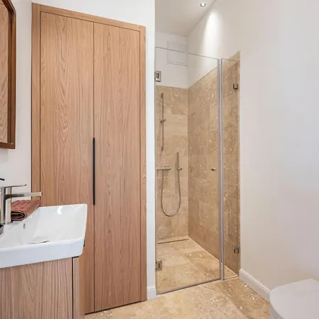 Penthouse Ter, V